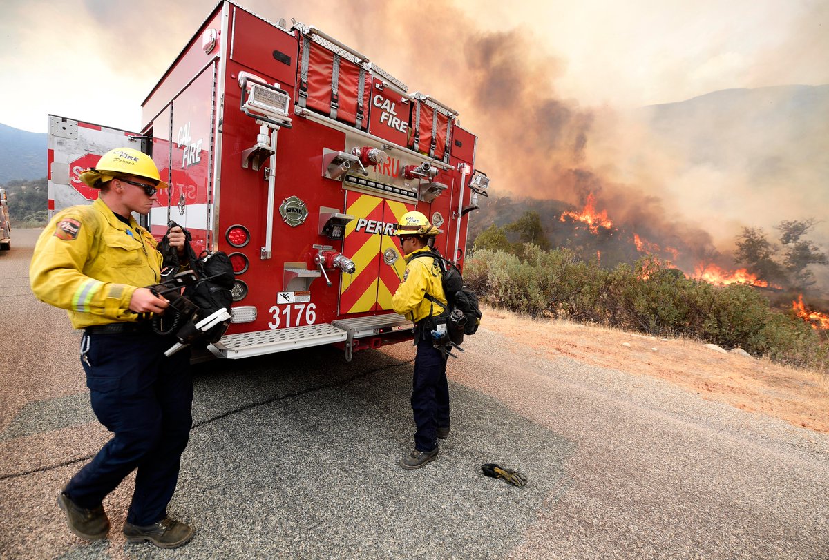 WillLesterPhoto's tweet photo. .@CAL_FIRE firefighters work to keep the #fairviewfire from jumping Bautista Canyon Road within the San Bernardino National Forest in Hemet Wednesday. https://t.co/AyA3QtTfF7