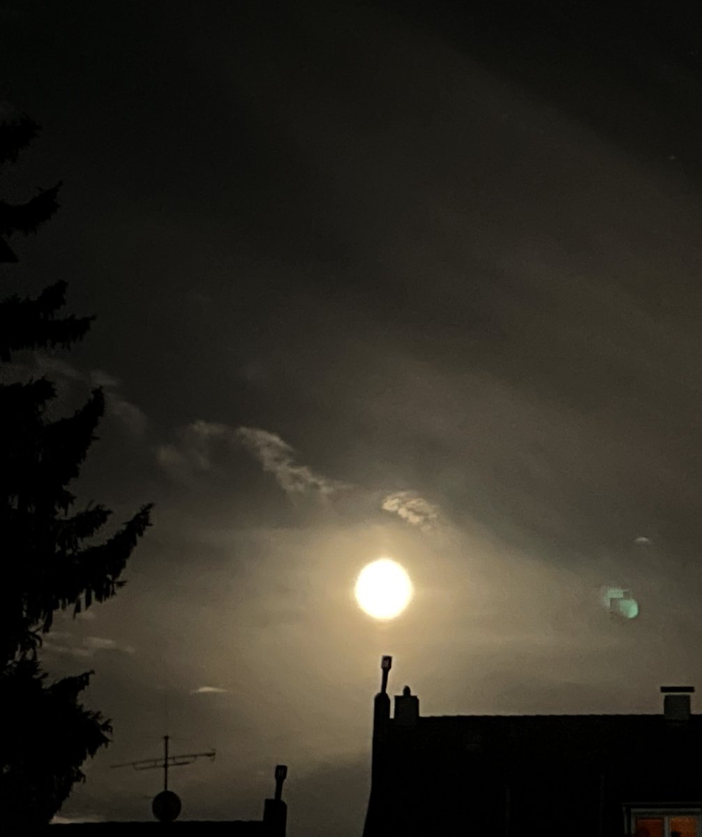 der_doerk's tweet photo. Mond über dem Dach. https://t.co/8eiUpN0IIc