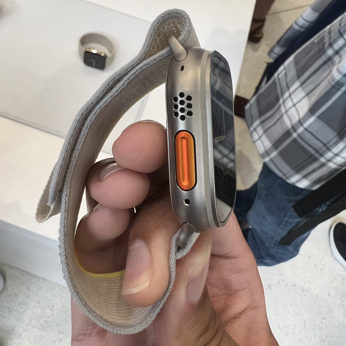 Apple_Geek_Actu's tweet photo. Premier aperçu de l’Apple Watch Ultra au poignet. C’est énorme 😱 #AppleEvent #AppleWatchUltra https://t.co/x3g95HFxiP
