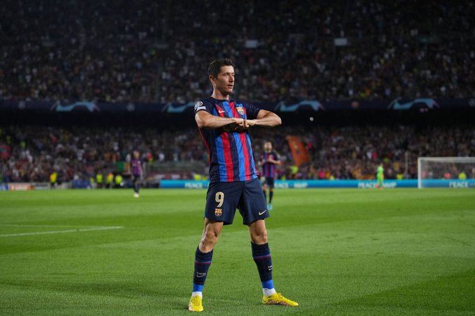 CuriosidadesEU's tweet photo. Robert Lewandowski é o primeiro jogador a fazer um hat-trick por 3 times diferentes em toda história da UEFA Champions League :

🇩🇪 Borussia Dortmund
🇩🇪 Bayern Munich
🇪🇸 Barcelona https://t.co/KGiMS9rKxc