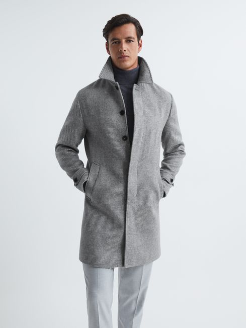 FaveThingCom's tweet image. A stylish men's overcoat, perfect for the fall and winter season! Check out the Wool Blend Check Epsom Overcoat on FaveThing: favething.com/l-wilson/men-s… #FaveThing #EpsomOvercoat #MensOvercoat #Overcoat #FallFashion #MensFashion #Reiss