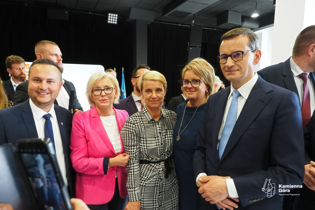 MarzenaMachalek's tweet photo. Wraz z burmistrzem Januszem Chodasewiczem gościłam w środę w #KamiennaGóra premiera @MorawieckiM. Szef rządu spotkał się z samorządowcami z regionu, przedstawicielami biznesu i zarządem kamiennogórskiej #SSEMP. Dziękujemy za wizytę!

#rozwójlokalny #inwestycje #regionkarkonoski https://t.co/6BLdJPL5FB