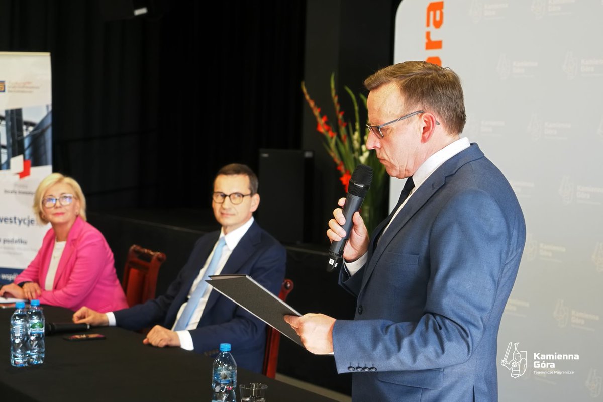 MarzenaMachalek's tweet photo. Wraz z burmistrzem Januszem Chodasewiczem gościłam w środę w #KamiennaGóra premiera @MorawieckiM. Szef rządu spotkał się z samorządowcami z regionu, przedstawicielami biznesu i zarządem kamiennogórskiej #SSEMP. Dziękujemy za wizytę!

#rozwójlokalny #inwestycje #regionkarkonoski https://t.co/6BLdJPL5FB