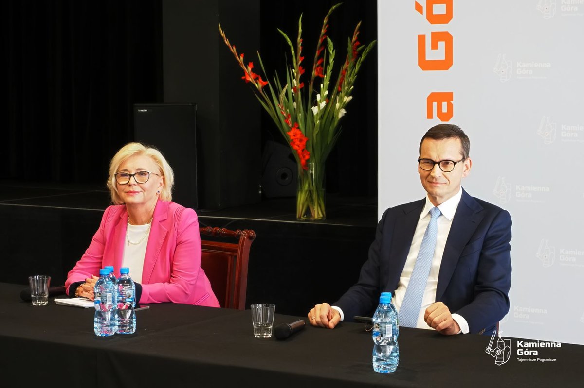 MarzenaMachalek's tweet photo. Wraz z burmistrzem Januszem Chodasewiczem gościłam w środę w #KamiennaGóra premiera @MorawieckiM. Szef rządu spotkał się z samorządowcami z regionu, przedstawicielami biznesu i zarządem kamiennogórskiej #SSEMP. Dziękujemy za wizytę!

#rozwójlokalny #inwestycje #regionkarkonoski https://t.co/6BLdJPL5FB