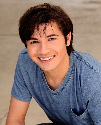 Happy Birthday, Taylor Gray! 
Heute feiert der Synchronsprecher von Ezra Bridger, seinen 29. Geburtstag. 