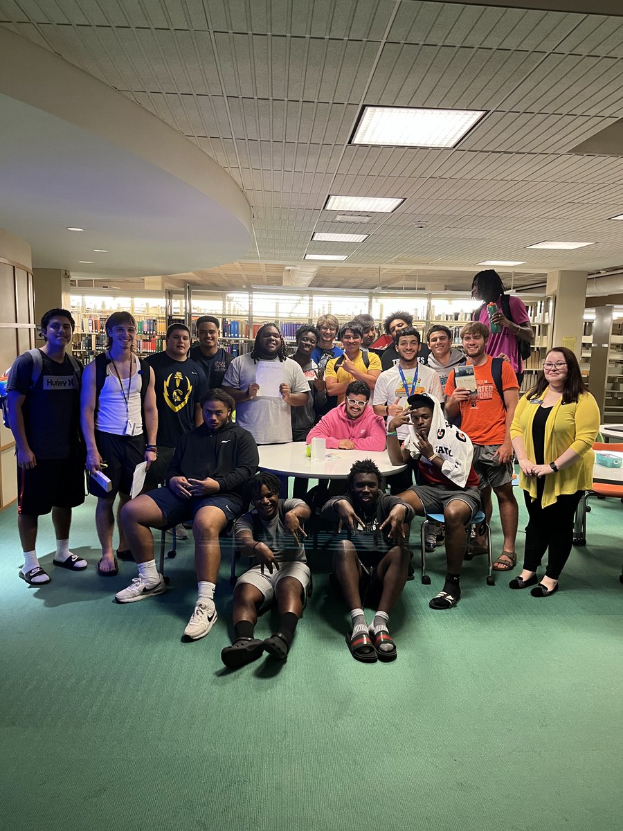 BeloitBucsFB's tweet image. Special shoutout and thank you to Haley Lott for showing our first year athletes how they can better utilize our library &amp;amp; its resources! #WINWednesday #GoBucsWIN