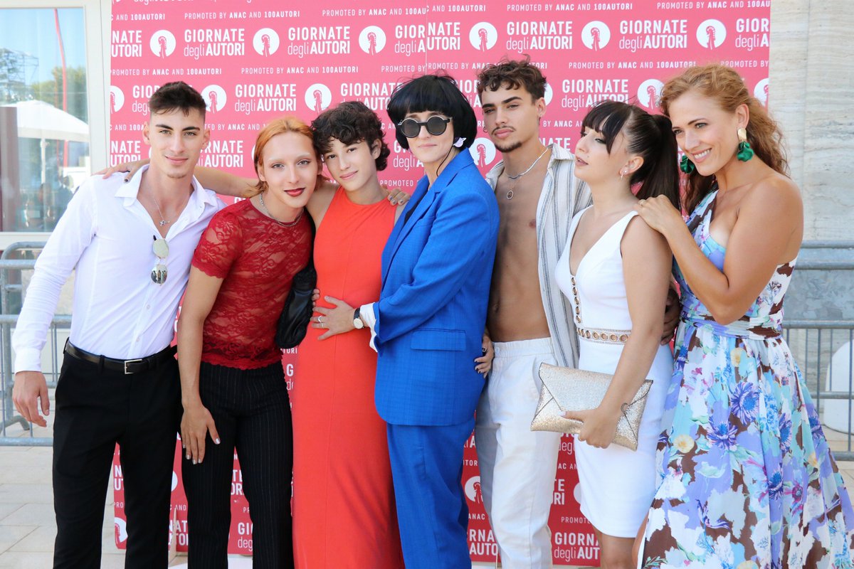 QueerLion's tweet photo. 16. Queer Lion Award | Photocall | 𝐋𝐎𝐁𝐎 𝐄 𝐂𝐀̃𝐎 (𝐖𝐨𝐥𝐟 𝐚𝐧𝐝 𝐃𝐨𝐠) by Cláudia Varejão
#QueerLion #QL16 #Venezia79 #GiornateDegliAutori #Giornate2022 #loboecão #WolfAndDog #ClaudiaVarejao https://t.co/yKPP4HDhN2