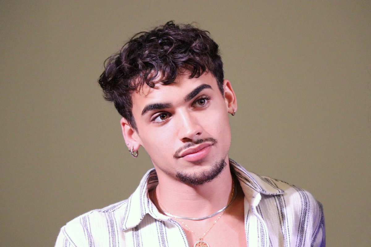 QueerLion's tweet photo. 16. Queer Lion Award | Photocall | 𝐋𝐎𝐁𝐎 𝐄 𝐂𝐀̃𝐎 (𝐖𝐨𝐥𝐟 𝐚𝐧𝐝 𝐃𝐨𝐠) by Cláudia Varejão
#QueerLion #QL16 #Venezia79 #GiornateDegliAutori #Giornate2022 #loboecão #WolfAndDog #ClaudiaVarejao https://t.co/yKPP4HDhN2