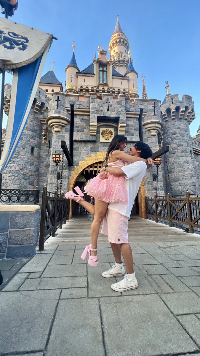PanduhJess's tweet photo. Engagement photos at @Disneyland really popped off 💍 
📸: @nuoyeelei https://t.co/30RYvOlaPt