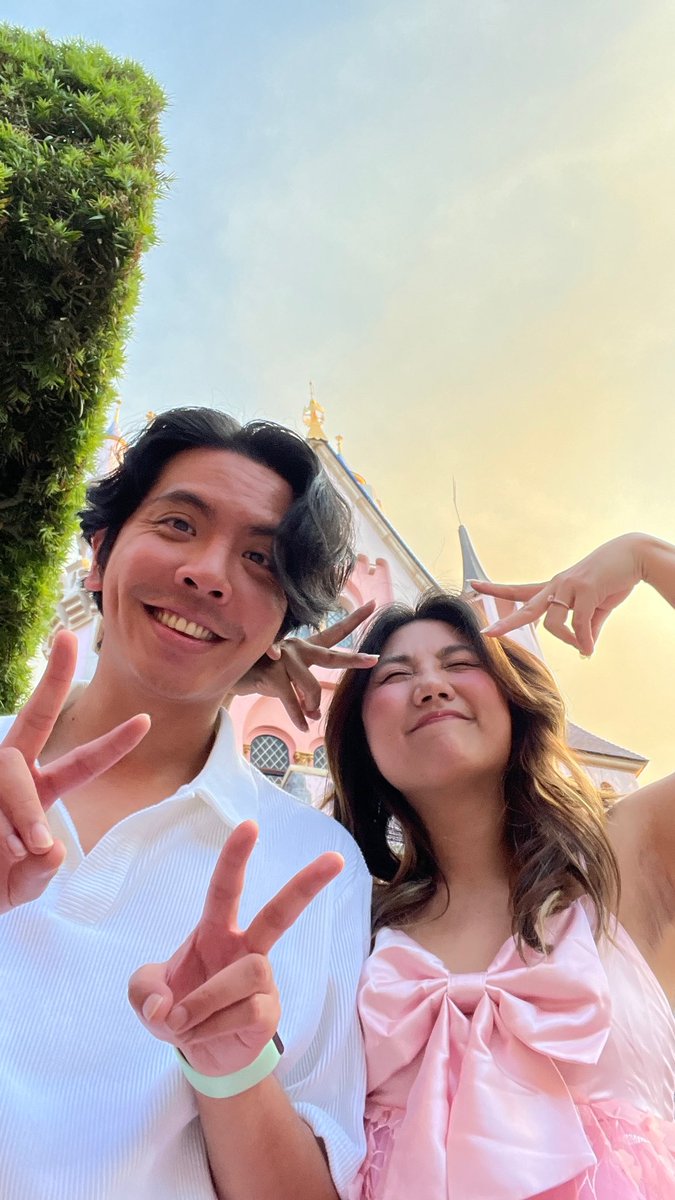 PanduhJess's tweet photo. Engagement photos at @Disneyland really popped off 💍 
📸: @nuoyeelei https://t.co/30RYvOlaPt