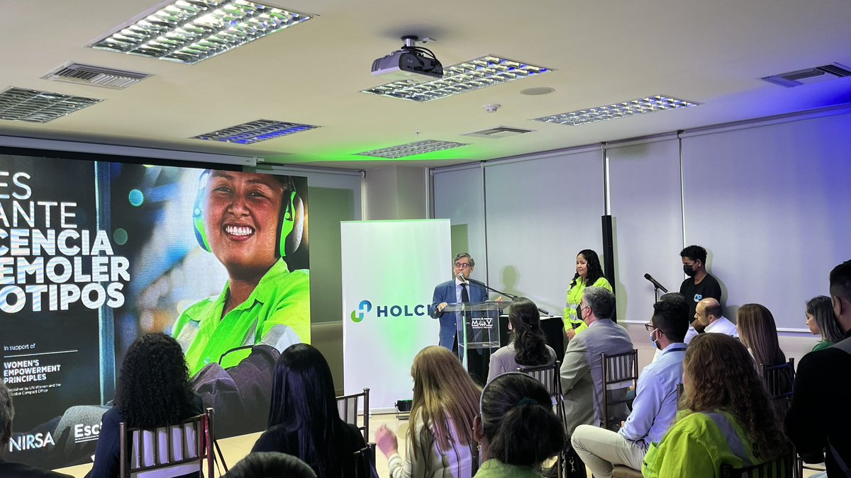 HolcimEcuador's tweet photo. “Juntos podemos transformar nuestro país y liberarnos. Cambiar conceptos, valores y sobre eso construir calidad de vida”- Mauricio Ramírez, Director Regional Costa e Insular de la UTPL https://t.co/6W6Fh7a2bG
