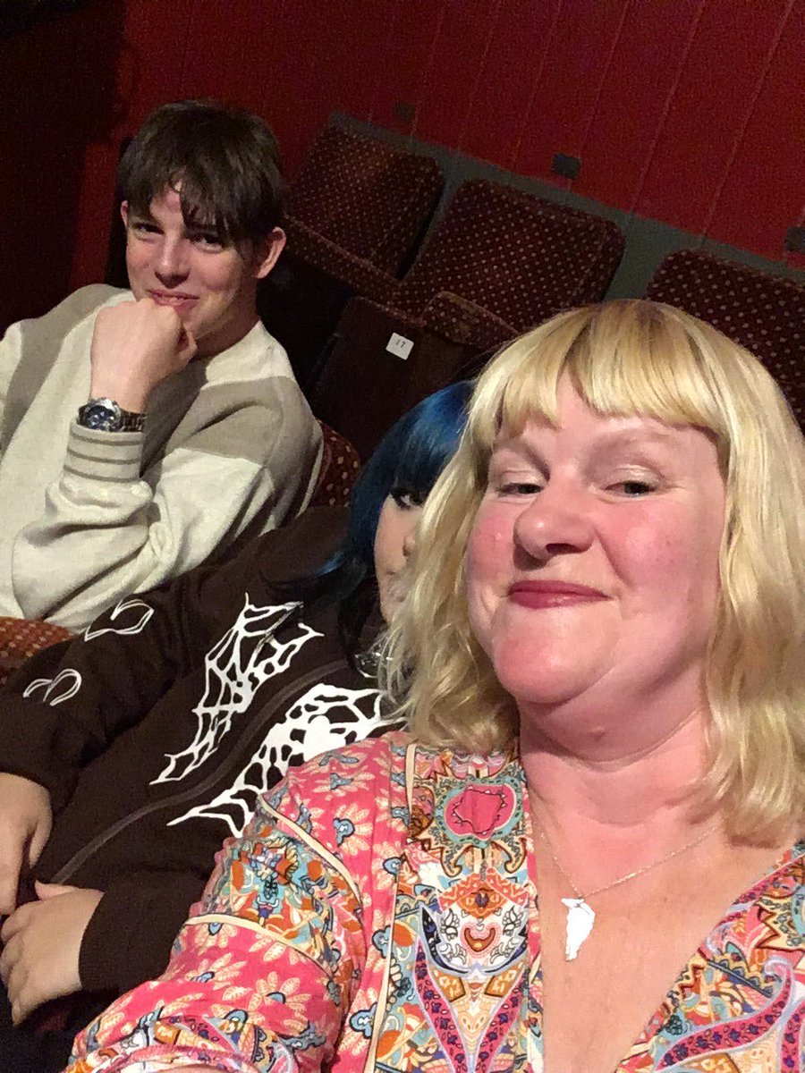 NikkiFryer133's tweet photo. @DuncanWhitley @bsidefest #kimberlin #premier #royalmanortheatre
#Portland #❤️ https://t.co/c1xHhARTU2