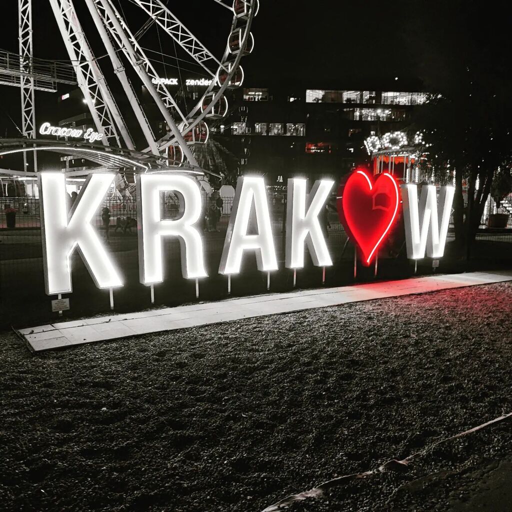 m_jaskowski's tweet photo. Kraków nocą. 
.
.
.
#cracow #cracowbynight #forum  #forumprzestrzenie https://t.co/PjkkXKOqk0 https://t.co/LBtJQKNiOJ
