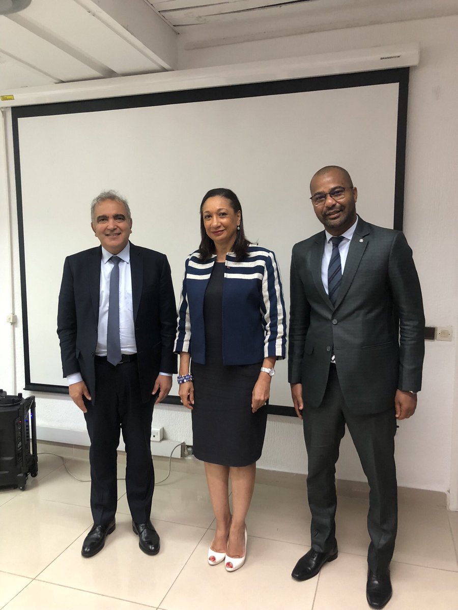 FRemarck13's tweet photo. Nous avons plusieurs points de convergence au bénéfice des #jeunes pour leur #employabilité après leur #formation autour de la #culture 
#MinCF et @UnescoAbidjan @UNESCO_fr  @omardiop5. Des réflexions en cours en 
#synergie avec d'autres Ministères 🇨🇮 
#CIV225 
#FrançoiseRemarck https://t.co/lmj4bXmheN