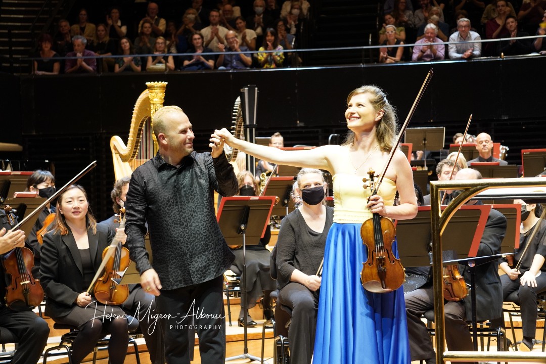 helene_mahln's tweet photo. 🎶 Bravo and Thank you @philorch conducted by @nezetseguin #direction with @lisabatiashvili #violin for this wonderful concert at the @philharmonie de #Paris !
#Szymanowski #ViolinConcerto1 #ErnestChausson #Dvořák #Symphony7 #ClassicalMusic
📷 @helene_mahln - 2022 sept. 07 https://t.co/x7WNT0dqsT
