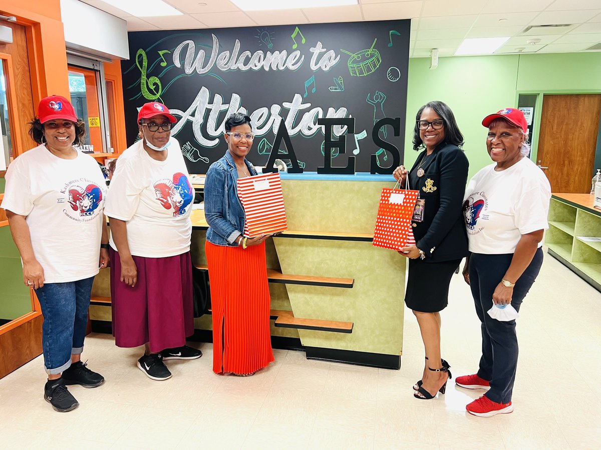 AthertonES's tweet photo. Kashmere Classmates Community Foundation Inc. surprised our new teacher, @MsWilliams146, with supplies for her second grade classroom . We are so grateful for the love and support! ❤️ @Leigha_Curry7 @HISDElementary2 @HoustonISD @KashmereHS https://t.co/I5pKiR0TSJ