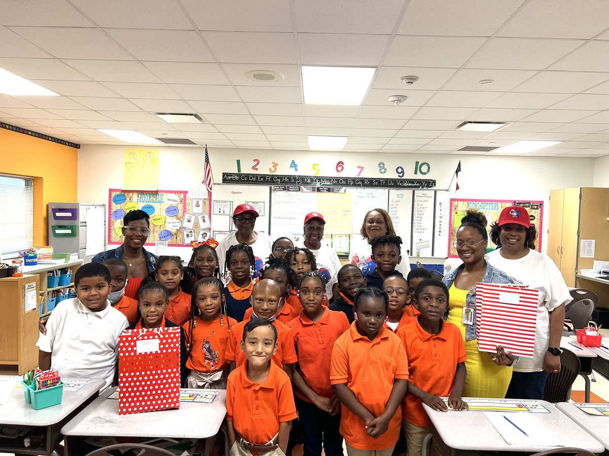 AthertonES's tweet photo. Kashmere Classmates Community Foundation Inc. surprised our new teacher, @MsWilliams146, with supplies for her second grade classroom . We are so grateful for the love and support! ❤️ @Leigha_Curry7 @HISDElementary2 @HoustonISD @KashmereHS https://t.co/I5pKiR0TSJ