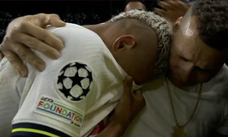 TheSpursExpress's tweet photo. Richy crying on his fathers shoulder after an incredible #UCL debut, scoring a brace.🤍 https://t.co/qLksHGxZV8