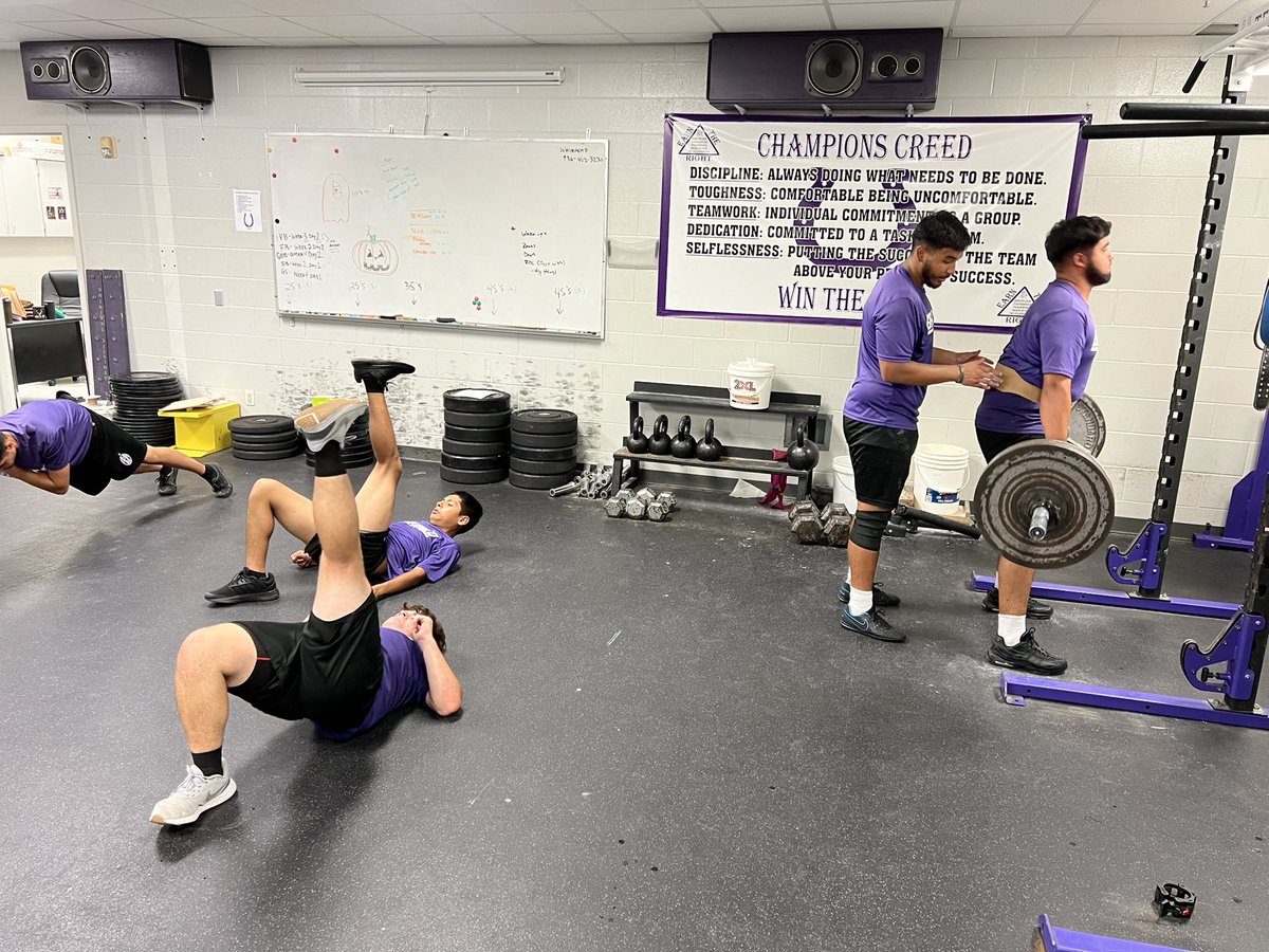 Bronco_Futbol's tweet photo. #SQUAD After school crew STRONG #DMGB #PROCESS https://t.co/5o5t7Uz6CG