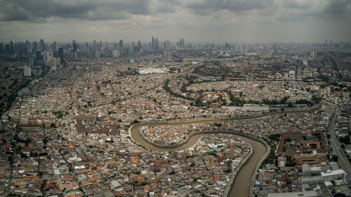 SavoirDuMonde's tweet photo. A cause des inondations liées au réchauffement climatique, l’Indonésie va déplacer sa capitale Jakarta dans la ville de Nusantara en 2024 pour un coût de 33 milliards de dollars. https://t.co/Gg1i9mUxUO