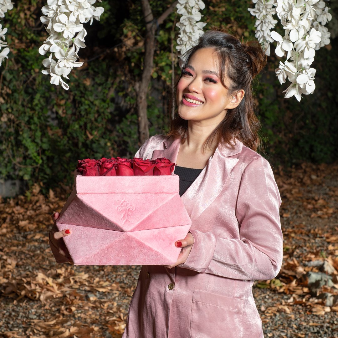 PremiumRosesco's tweet photo. Open the Gates to a brighter Future… #pinkbox #realredroses #foreverrose #enchantedrose #rosegift https://t.co/dioSvaafJk