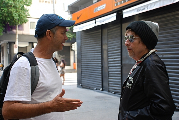 dailybobdylan1's tweet photo. Nesse bicentenário da independência do Brasil, relembramos a visita de Dylan ao país em 2012. 

Aqui, fotografado nas ruas do Rio de Janeiro com fãs. https://t.co/elEi9c6Lfd