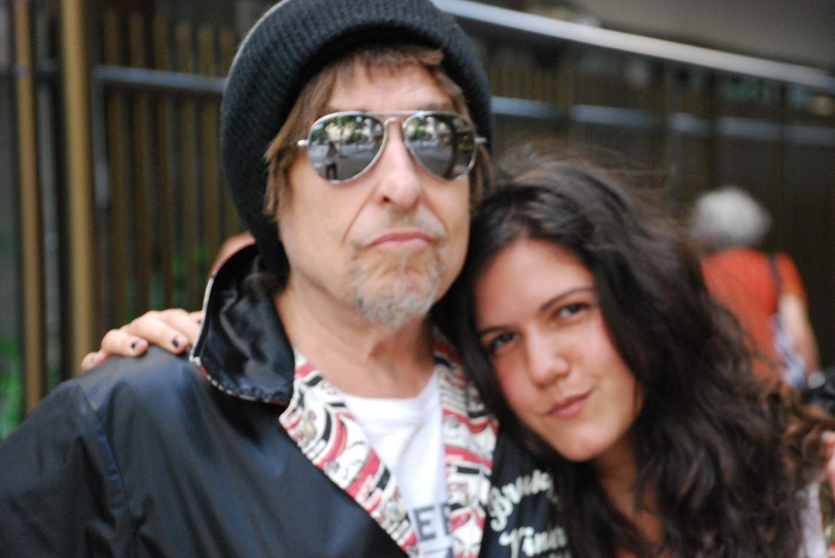 Nesse bicentenário da independência do Brasil, relembramos a visita de Dylan ao país em 2012. 

Aqui, fotografado nas ruas do Rio de Janeiro com fãs.