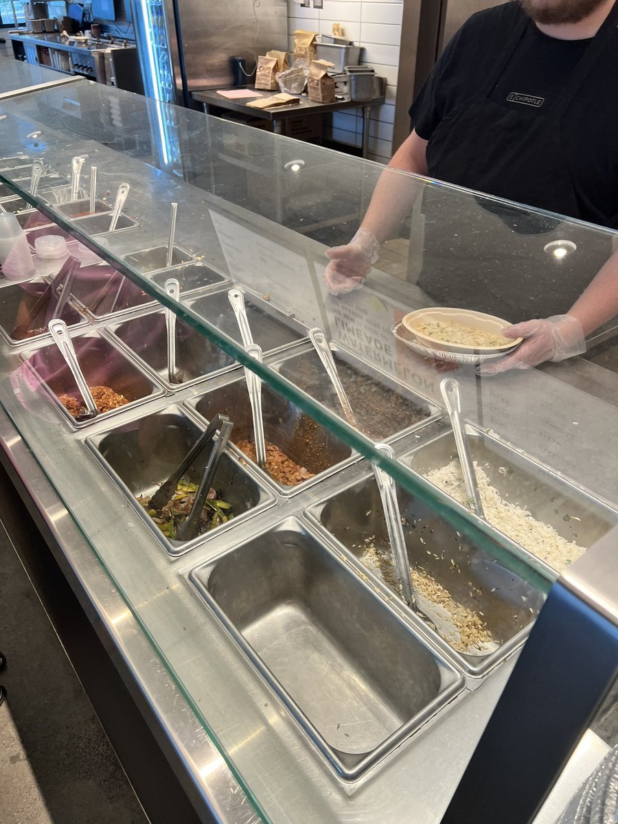 B_Houli's tweet photo. @ChipotleTweets usually don’t do this but no chicken, no steak , no guacamole , no cheese , very little rice and trash everywhere at the Staunton , VA location. #chipotlecomplaints #chipotle https://t.co/lV99jSTkdA