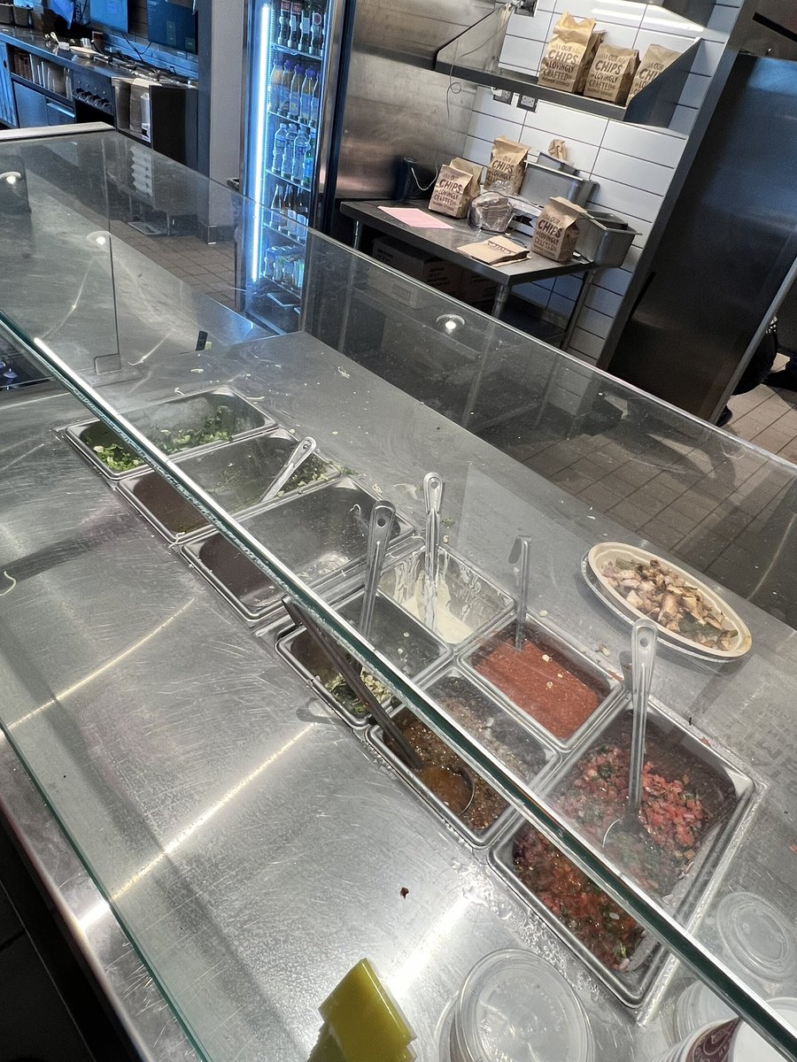 B_Houli's tweet photo. @ChipotleTweets usually don’t do this but no chicken, no steak , no guacamole , no cheese , very little rice and trash everywhere at the Staunton , VA location. #chipotlecomplaints #chipotle https://t.co/lV99jSTkdA