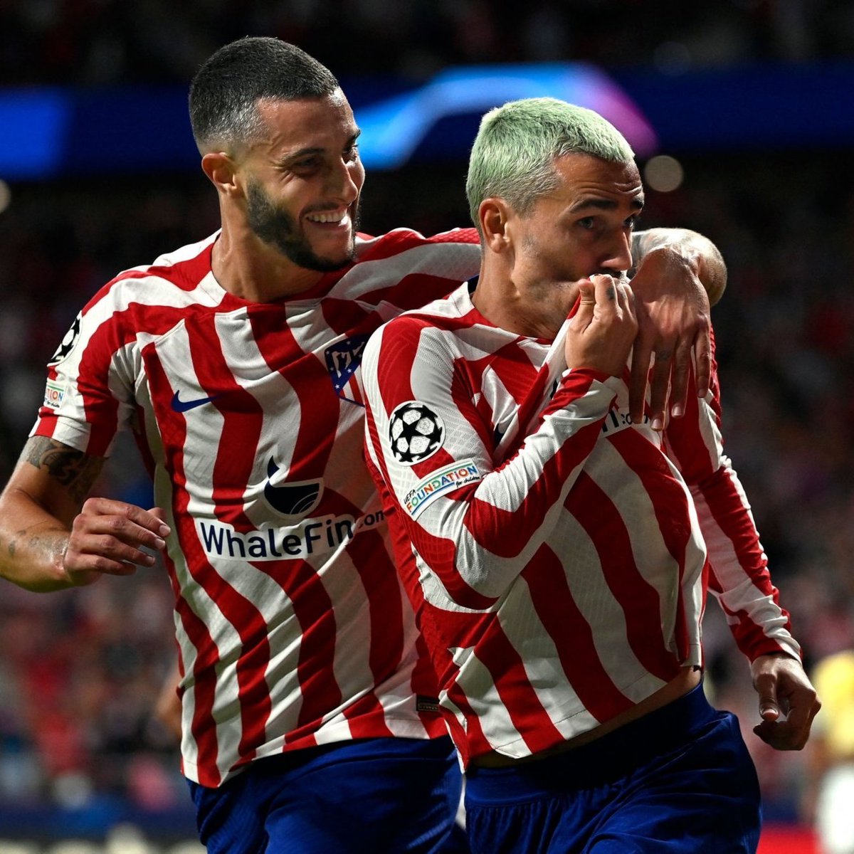 TGoalpost's tweet photo. Incredible scenes at the Wanda Metropolitano as Atletico Madrid win 2-1 against FC Porto! 🔴⚪️

50' Koke ❌
82' Mehdi Taremi 🟥
90+1' Mario Hermoso ⚽️ (1-0)
90+6' Mateus Uribe (P)⚽️ (1-1)
90+11' Antoine Griezmann ⚽️ (2-1)

#TheGoalpostNews #ATMFCP #Atleti #UCL #ChampionsLeague https://t.co/awLqRy8aVv
