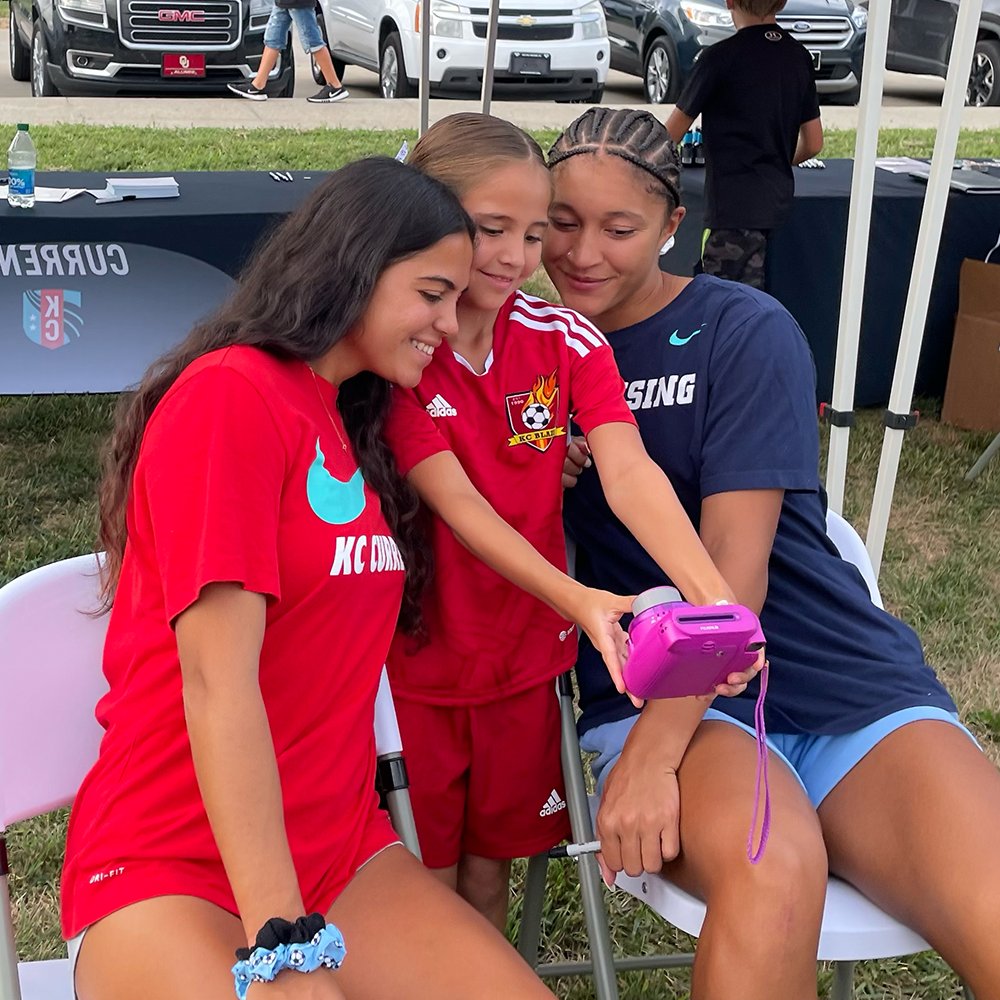 thekccurrent's tweet photo. Committed to growing the game of soccer for everyone in and around KC π
Our players loved being part of this equipment swap held by @LeavSocAssoc and getting to meet the future of soccer.
Shoutout to @kcbluecrew for encouraging families to #ShowUpKC! https://t.co/vs3k2xNM4r