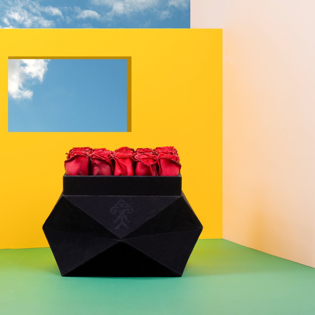 PremiumRosesco's tweet photo. Can’t find a Surprise? We got ideas #giftsforwomen #weddinggifts #redroses #blackbox #graduationgifts https://t.co/bVP8AOyy1R