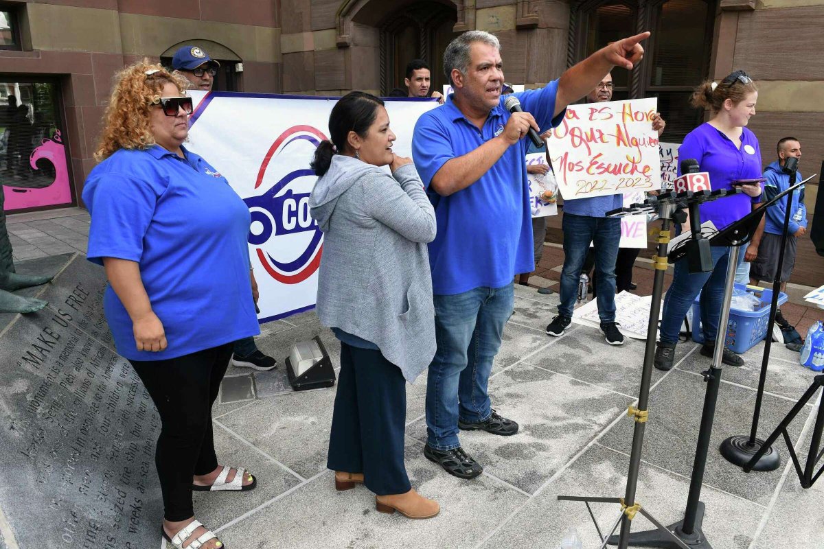 cherimoyas's tweet photo. Rideshare drivers in CT with @ctdufoundation held a rally today in front of New Haven City Hall demanding a Drivers Bill of Rights https://t.co/j31MVbny2O