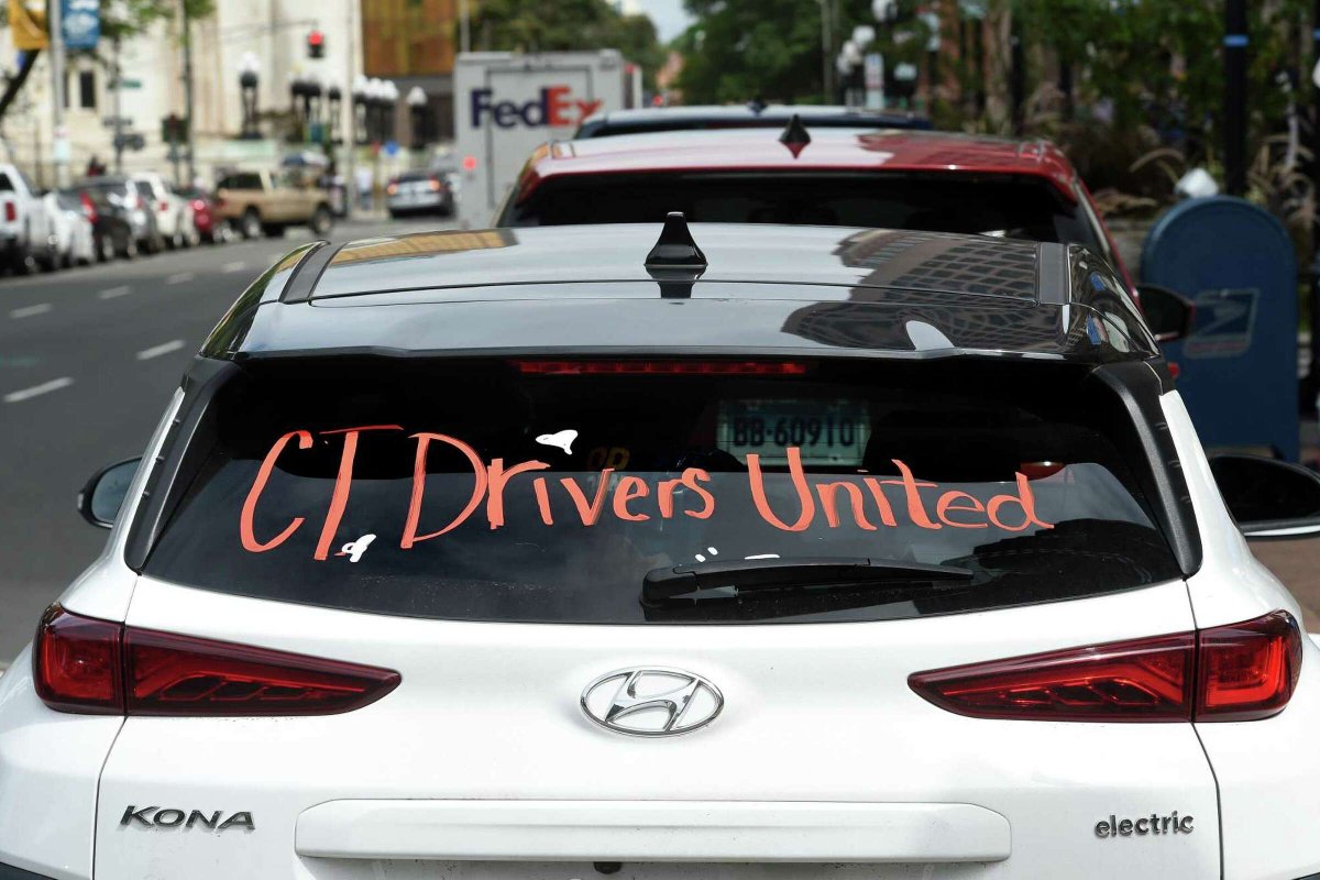 cherimoyas's tweet photo. Rideshare drivers in CT with @ctdufoundation held a rally today in front of New Haven City Hall demanding a Drivers Bill of Rights https://t.co/j31MVbny2O