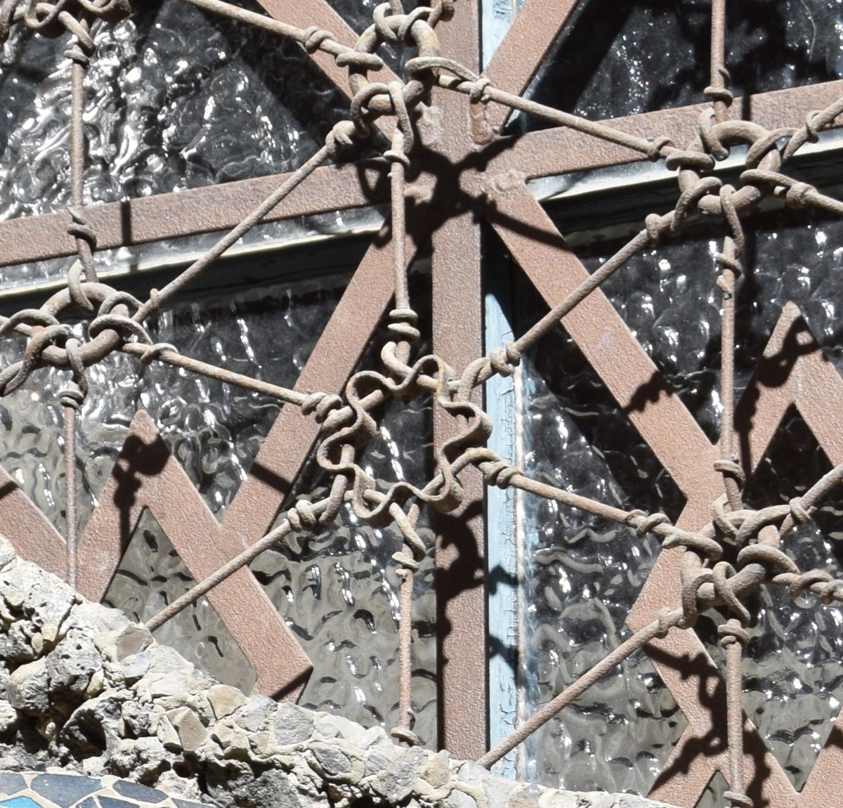 arqcritic's tweet image. Empescar-se una reixa per a obertures de formes variades, fins i tot corbades, no és cosa fàcil. Gaudí ho aconseguí a la Cripta Güell amb aquesta lleugeríssima malla de geometria hexagonal que s'adapta a qualsevol espai. Un teixit de ferro forjat. Un tresor