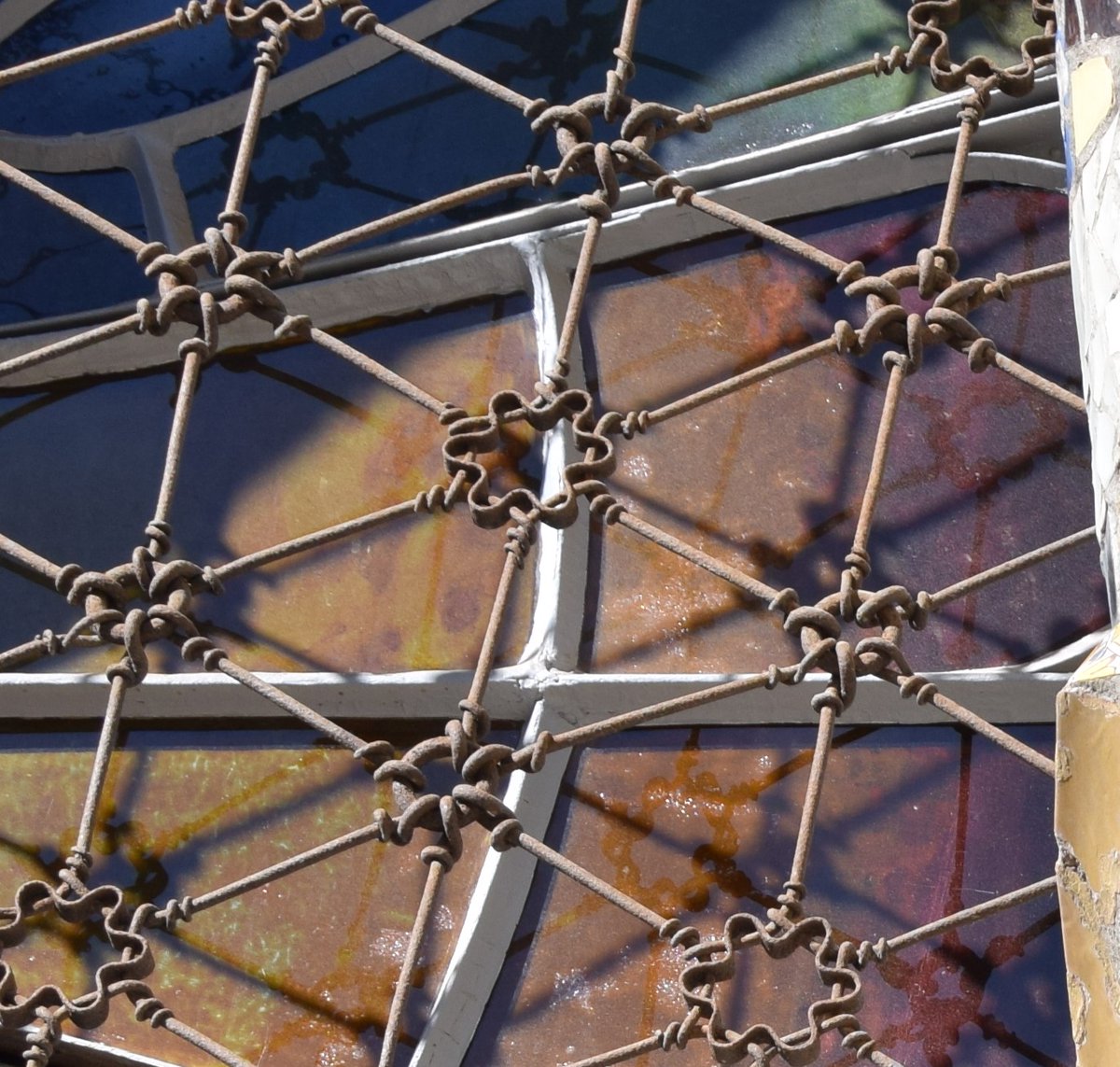 arqcritic's tweet image. Empescar-se una reixa per a obertures de formes variades, fins i tot corbades, no és cosa fàcil. Gaudí ho aconseguí a la Cripta Güell amb aquesta lleugeríssima malla de geometria hexagonal que s'adapta a qualsevol espai. Un teixit de ferro forjat. Un tresor