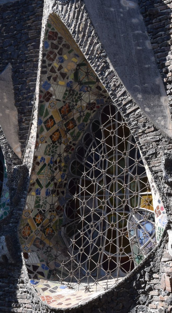 arqcritic's tweet image. Empescar-se una reixa per a obertures de formes variades, fins i tot corbades, no és cosa fàcil. Gaudí ho aconseguí a la Cripta Güell amb aquesta lleugeríssima malla de geometria hexagonal que s'adapta a qualsevol espai. Un teixit de ferro forjat. Un tresor