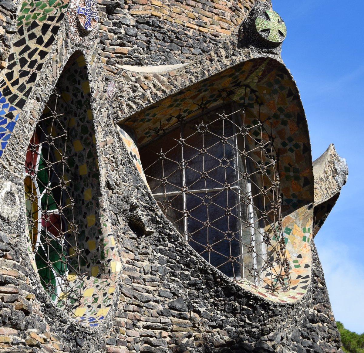 arqcritic's tweet image. Empescar-se una reixa per a obertures de formes variades, fins i tot corbades, no és cosa fàcil. Gaudí ho aconseguí a la Cripta Güell amb aquesta lleugeríssima malla de geometria hexagonal que s'adapta a qualsevol espai. Un teixit de ferro forjat. Un tresor