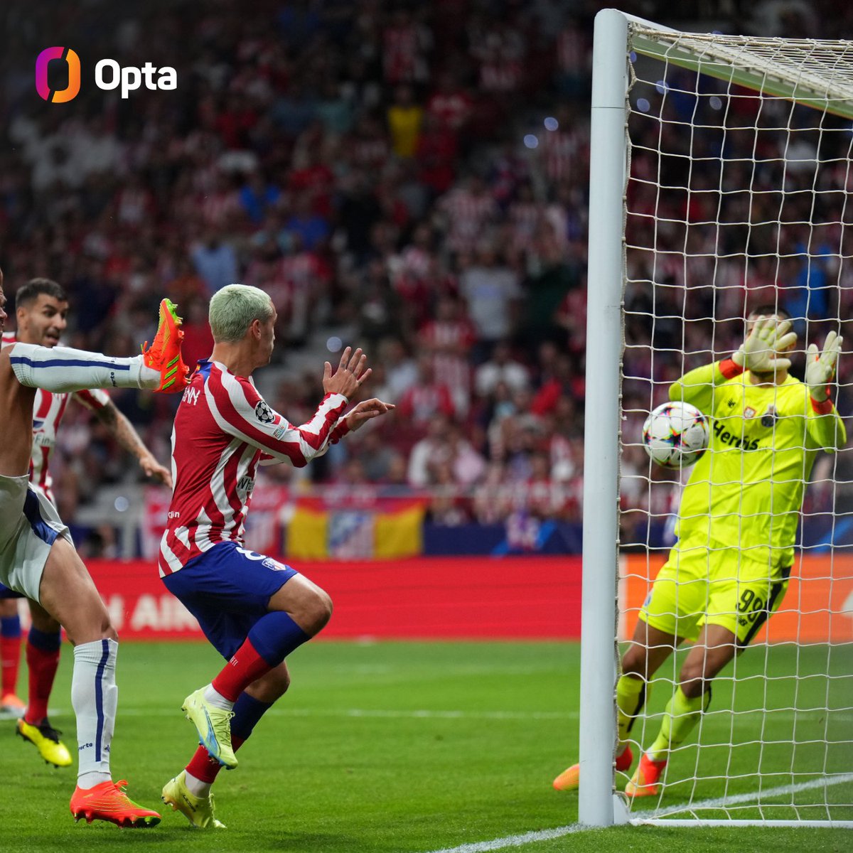 OptaJean's tweet photo. 90+ - Atlético Madrid-Porto est seulement le 2e match de l'histoire de la Ligue des champions où 3 buts sont inscrits à partir de la 90e minute (hors prolongation), après... Porto-Atlético Madrid en décembre 2021. Bizarre. https://t.co/oYUbh7OBzm