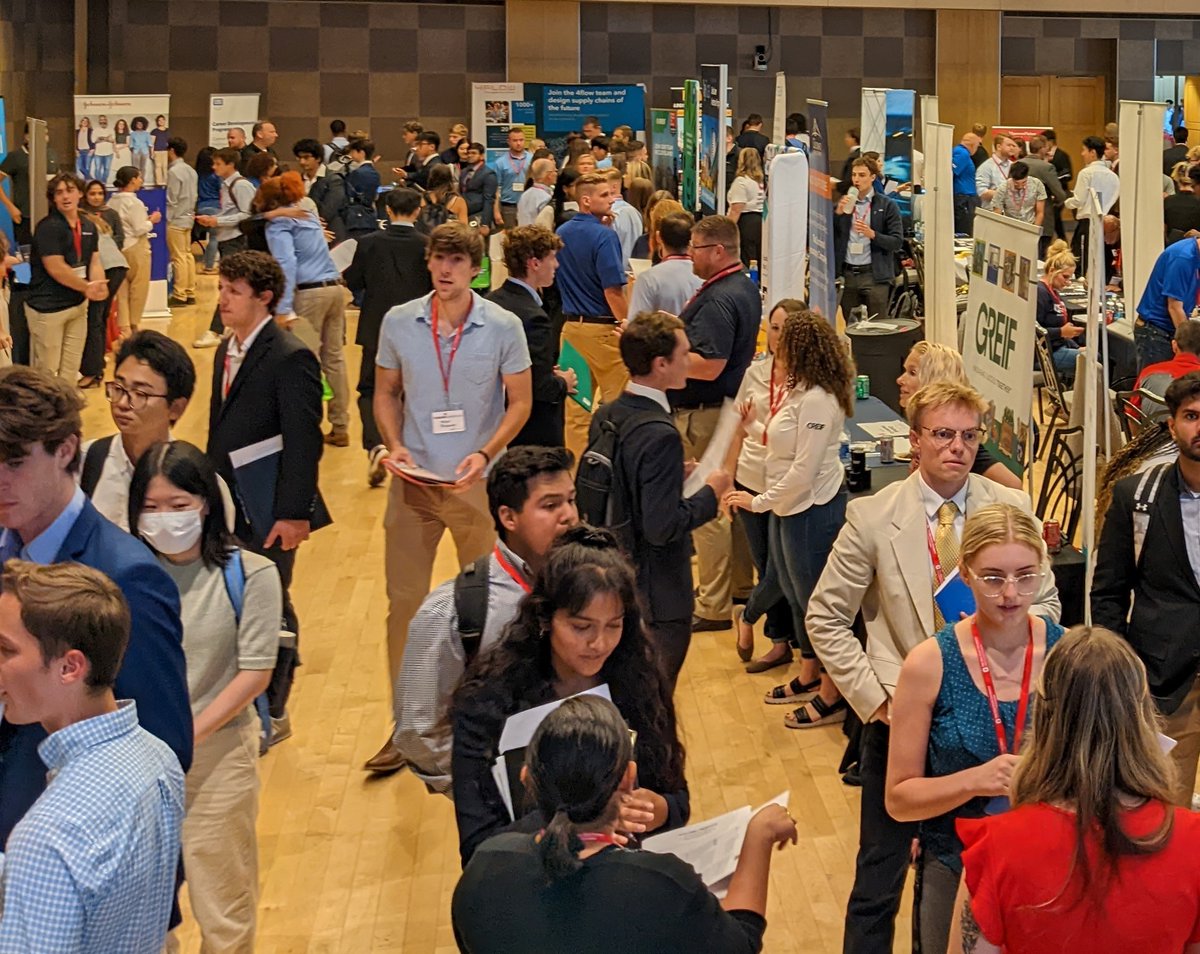 FisherOSU's tweet photo. Fantastic turnout at today's Fisher Fall Career Fair! 184 companies and thousands of Buckeyes making connections this week! #BusinessBuckeyes https://t.co/Ma4sWyJz8t