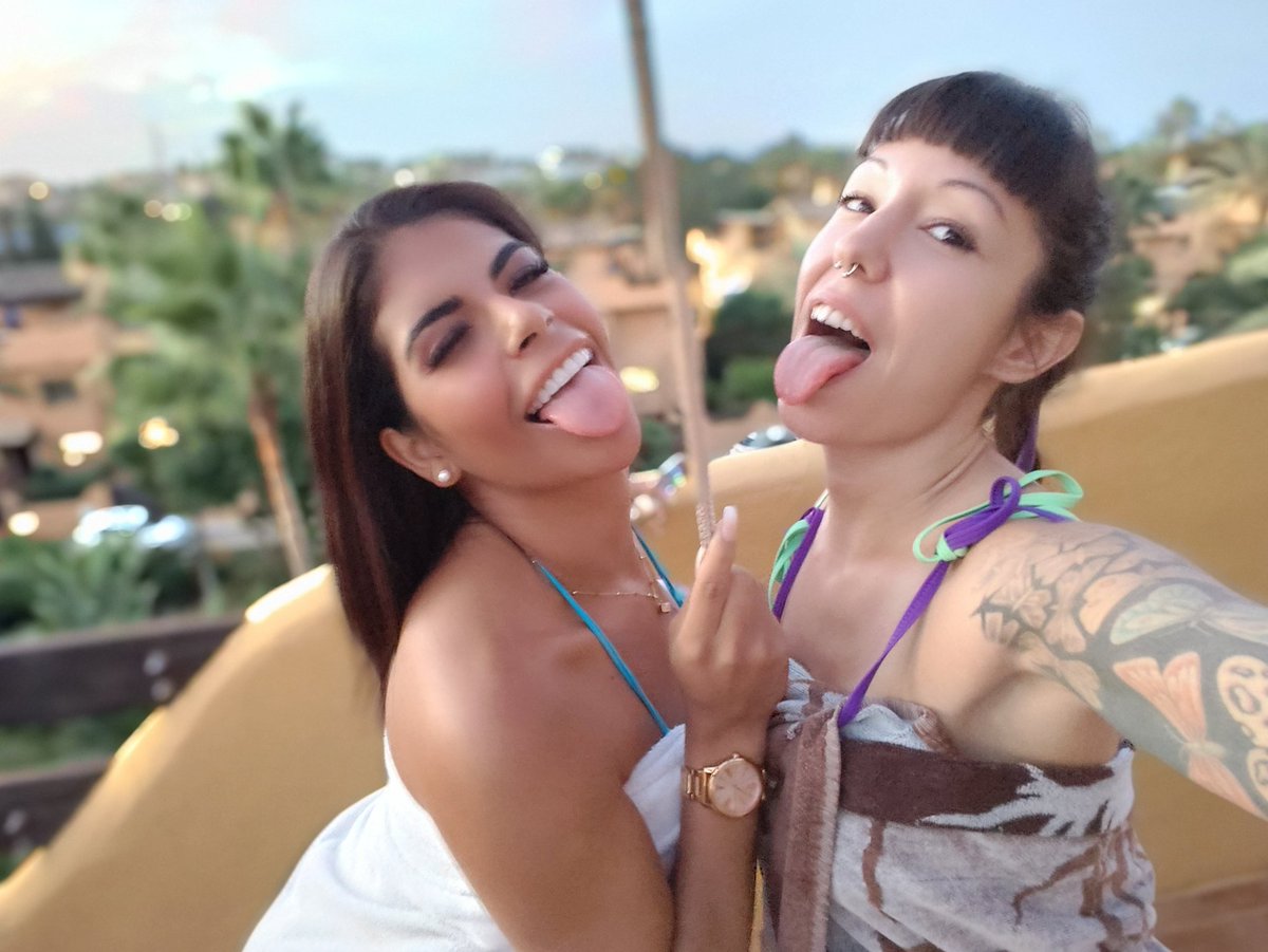 SofiMoraXxX's tweet photo. We are back!  Streaming right now with my friend @soysheilaortega https://t.co/68f7CS9uSn https://t.co/HmZL8mGREm