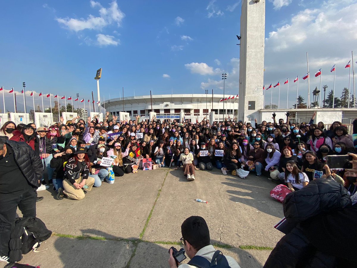 JustinsTourNews's tweet photo. We love this! Fans have still gathered together today despite their show being cancelled in Chile! Sending you all love 🤍🤍🤍

📸: @bieberftj4cks https://t.co/r2JdFDJj72