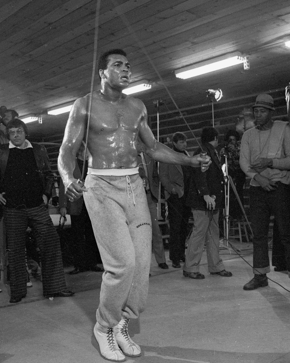 Part of Muhammad Ali’s workout included jump roping side-to-side and back-and-forth. 

#MuhammadAli #Greatest #GOAT #Fight #Heavyweight #Jumprope