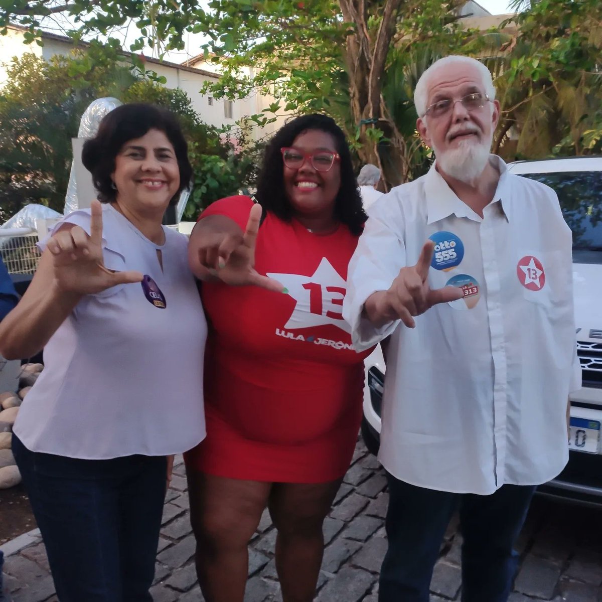 depjorgesolla's tweet photo. Que privilégio conhecer de perto essa rainha que é Raquel Borges, que viralizou mostrando ao Brasil o caminho da conciliação nacional: metendo dança! Assim fica fácil virar voto, é @LulaOficial e @Jeronimoba13 no primeiro turno! #vote13 #votePT #13 #1313 https://t.co/EKa5Cq8tc7
