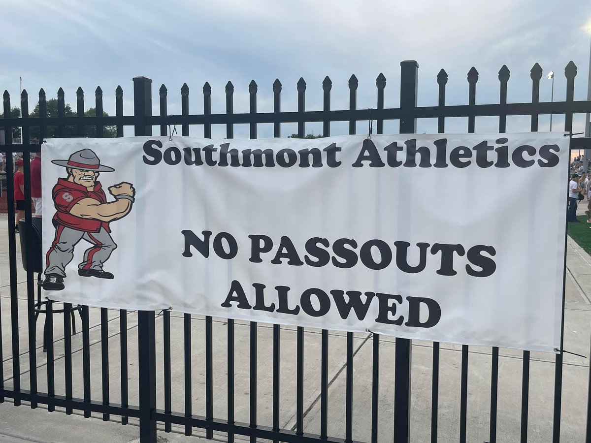 Ashley_Hammond9's tweet photo. I had extra security for the football game Friday nightβ¦. βMom, I will tell you if any high school kids try to go to their cars!β π³π¬π°β€οΈππππ #PrincipalsKid #SecurityGuard #DonβtEvenThinkAboutIt #LeaderInTraining #StartEmYoung #Snitch! https://t.co/Pkmob1TxXj
