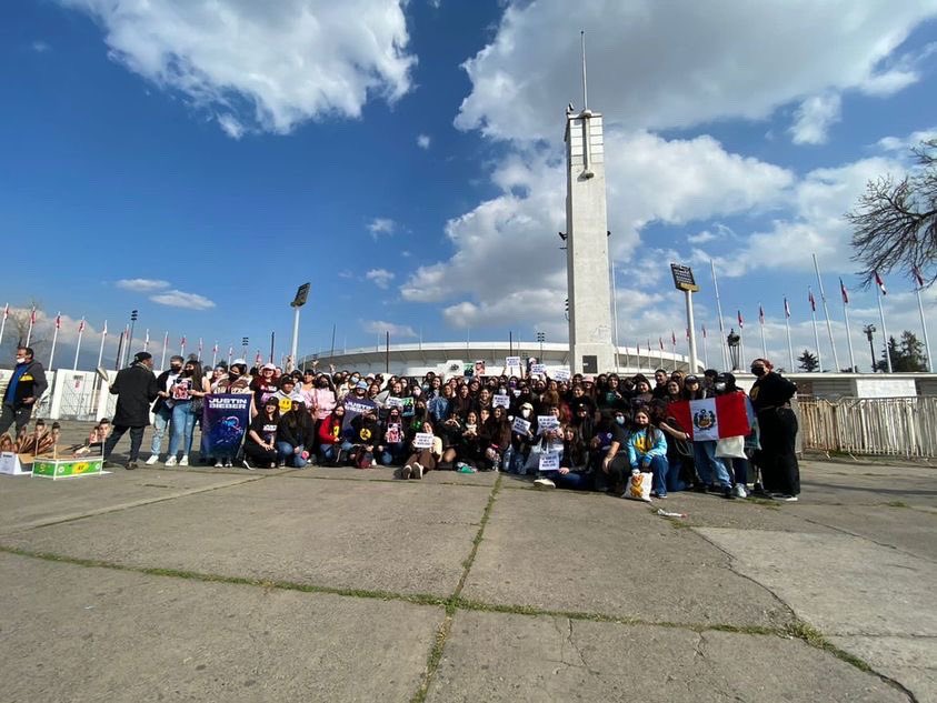 CHLJustinBieber's tweet photo. Cientos de Beliebers se reunieron  hoy a las afueras del Estadio Nacional, lugar donde se llevaría a cabo el concierto de Justin Bieber 🥺❤️‍🔥 https://t.co/kdnSB38toI