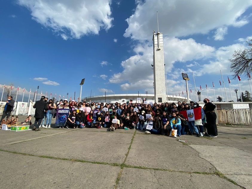 CHLJustinBieber's tweet photo. Cientos de Beliebers se reunieron  hoy a las afueras del Estadio Nacional, lugar donde se llevaría a cabo el concierto de Justin Bieber 🥺❤️‍🔥 https://t.co/kdnSB38toI