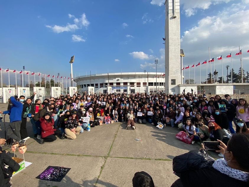 CHLJustinBieber's tweet photo. Cientos de Beliebers se reunieron  hoy a las afueras del Estadio Nacional, lugar donde se llevaría a cabo el concierto de Justin Bieber 🥺❤️‍🔥 https://t.co/kdnSB38toI