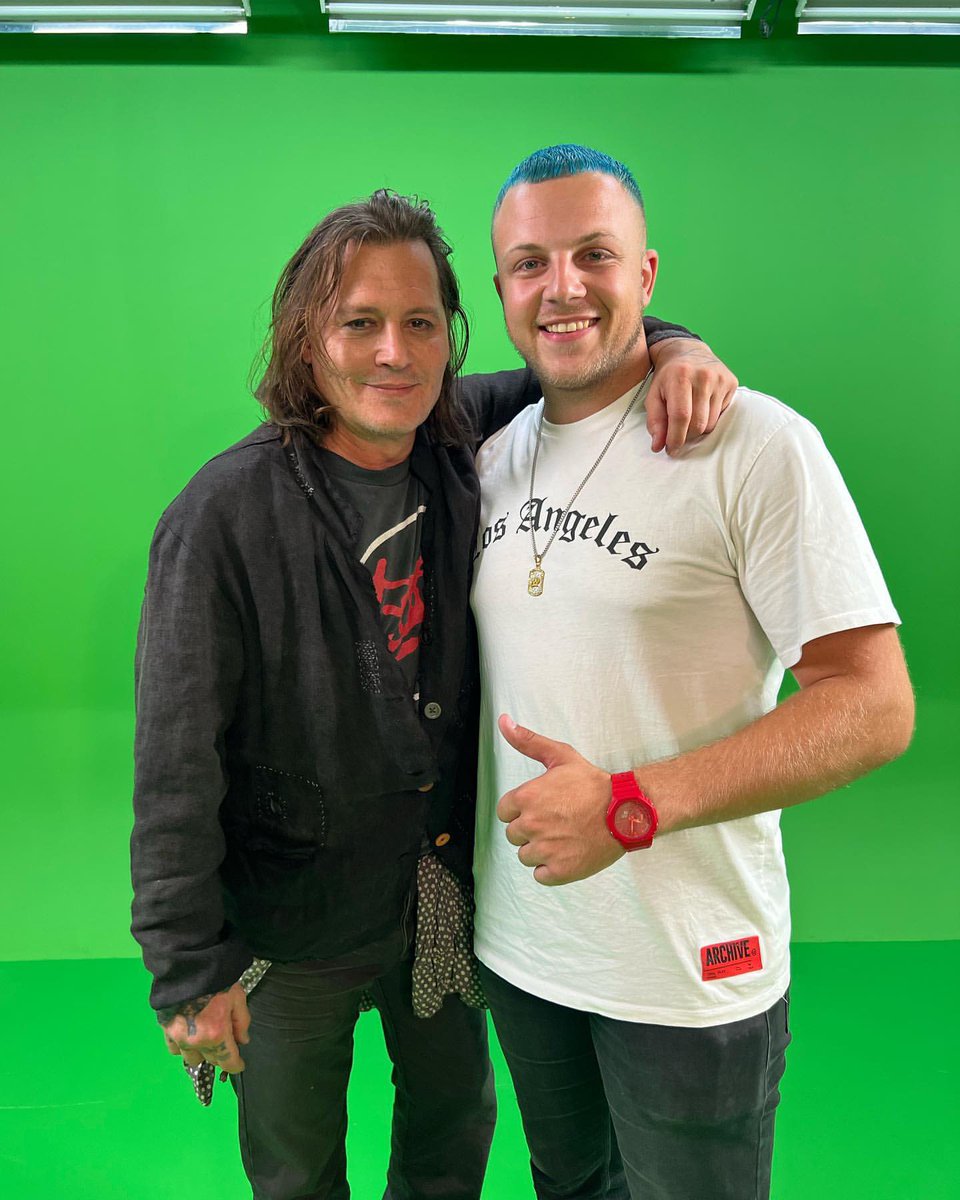 JerrieDepp's tweet photo. Throwback photos of #JohnnyDepp w/ hugo.leggins (IG) onset of a Green Screen shoot & sibylle_dcx (IG) doing make up for the MTV VMAโS on 28th August 2022 ๐๐ค๐ผ (Credits to regielux on IG ๐๐ผ)
#JusticeForJohnnyDepp
#NeverFearTruth
#MoonManDepp https://t.co/TjeYhsMYTV