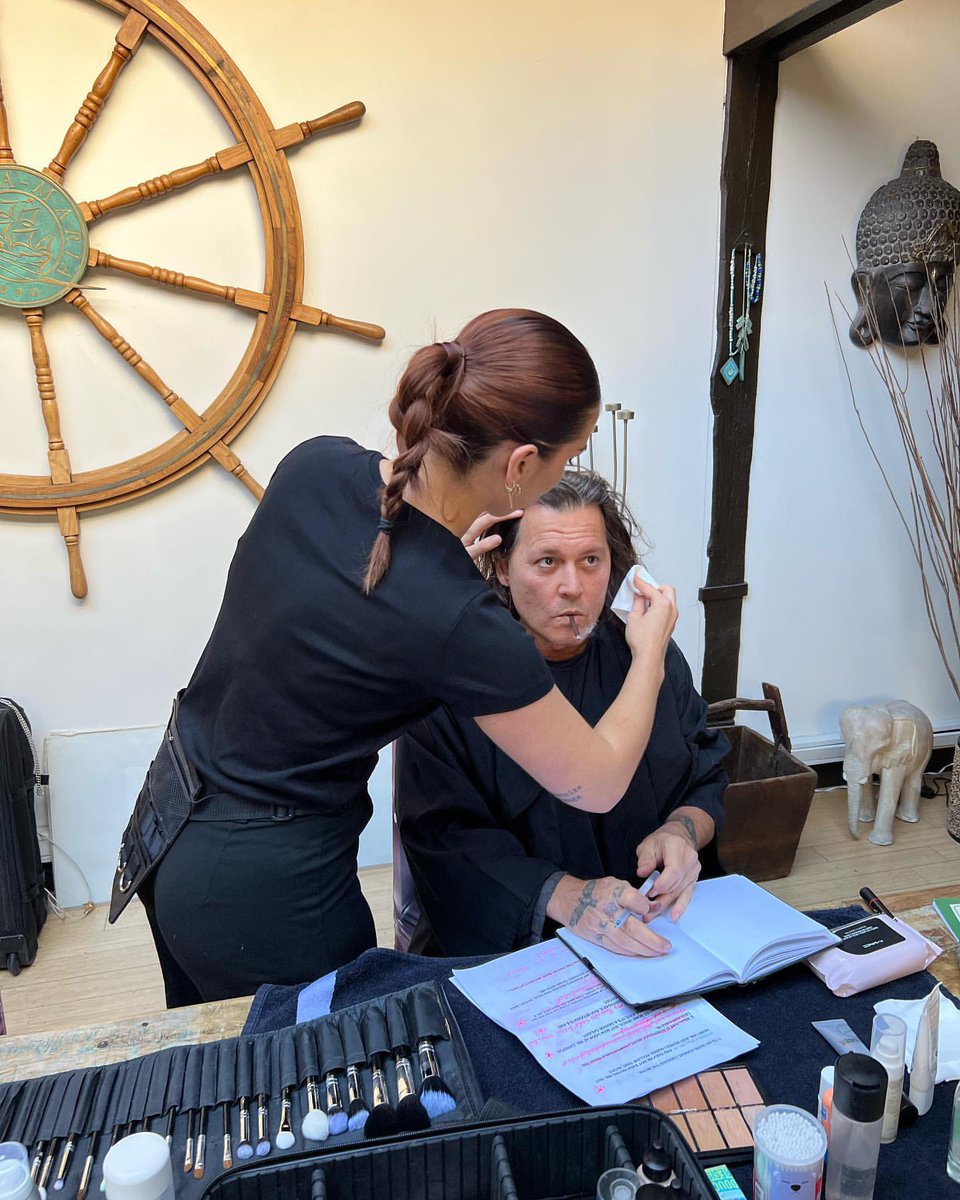 JerrieDepp's tweet photo. Throwback photos of #JohnnyDepp w/ hugo.leggins (IG) onset of a Green Screen shoot & sibylle_dcx (IG) doing make up for the MTV VMAโS on 28th August 2022 ๐๐ค๐ผ (Credits to regielux on IG ๐๐ผ)
#JusticeForJohnnyDepp
#NeverFearTruth
#MoonManDepp https://t.co/TjeYhsMYTV